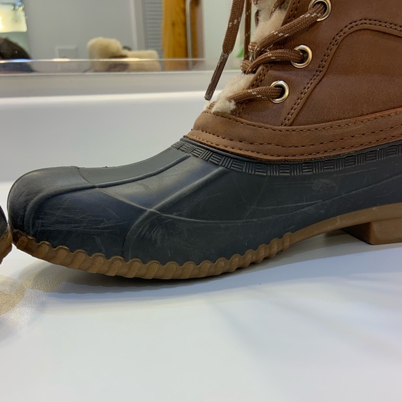 Tommy Hilfiger Rain Duck boot size Medium. Boot good for rain or snow - Picture 9 of 12
